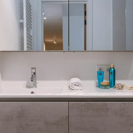 Huswell - With Pool, Parking & Private *