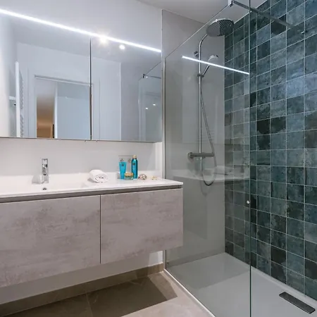 Huswell - With Pool, Parking & Private *