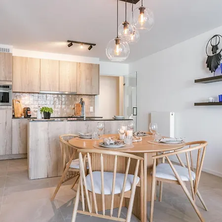 Huswell - With Pool, Parking & Private
