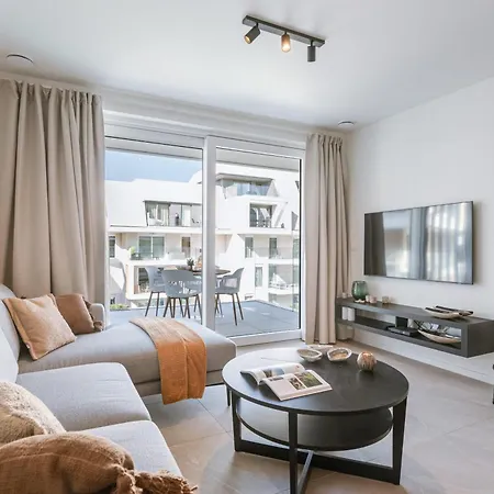 Huswell - With Pool, Parking & Private Apartment *